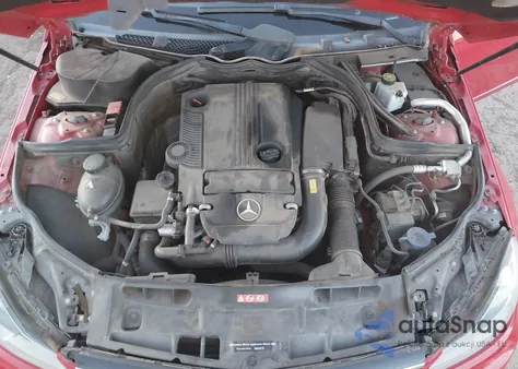 2014 Mercedes-Benz C 250 Sport z USA, uszkodzony, nr VIN WDDGF4HB6EA955208